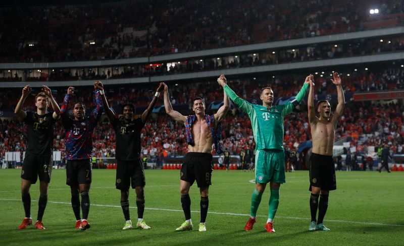 &copy; Reuters. لاعبون من فريق بايرن ميونيخ يحتفلون بعد مباراتهم أمام بنفيكا بدوري أبطال أوروبا لكرة القدم يوم الأربعاء. تصوير: بيدرو مونيس - رويترز.