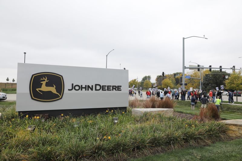 &copy; Reuters. Striking members of the United Auto Workers (UAW) picket at the Deere & Co farm equipment plant before a visit by U.S. Agriculture Secretary Tom Vilsack in Ankeny, Iowa, U.S. October 20, 2021.   REUTERS/Scott Morgan