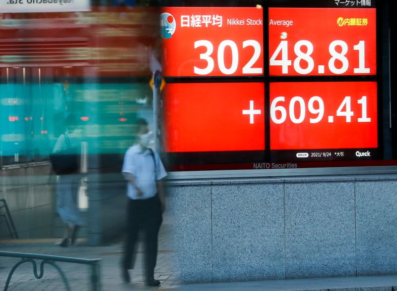 &copy; Reuters. شاشة إلكترونية تعرض متوسط المؤشر نيكي للأسهم اليابانية خارج مكتب للسمسرة في العاصمة طوكيو يوم 24 سبتمبر أيلول 2021. تصوير: كيم كيونج هون - رويتر