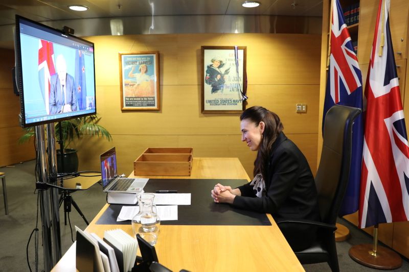 © Reuters. New Zealand's Prime Minister Jacinda Ardern speaks with Britain's Prime Minister Boris Johnson over video conferencing as they seal a free trade deal, in New Zealand, in this October 20, 2021 handout picture. Picture taken October 20, 2021. Office of the Prime Minister of New Zealand/Handout via REUTERS 