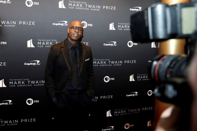 &copy; Reuters. FILE PHOTO: Comedian Dave Chappelle arrives to receive the Mark Twain Prize for American Humor at the Kennedy Center in Washington, U.S., October 27, 2019. REUTERS/Yuri Gripas
