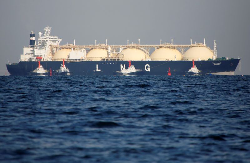 © Reuters.     経済産業省は２１日、１０月１５日時点での大手電力の液化天然ガス（ＬＮＧ）在庫は約２３０万トン（速報）で、昨年同時期に比べて約７０万トン多く、過去５年間で最高水準となっていることを明らかにした。資料写真、ＬＮＧタンカー、富津沖、２０１７年１１月撮影（２０２１年　ロイター／Issei Kato）