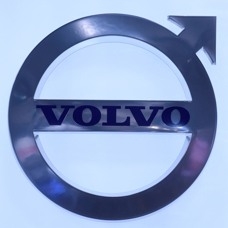 &copy; Reuters. The logo of Swedish truck maker Volvo is pictured at the IAA truck show in Hanover, September 22,  2016.  REUTERS/Fabian Bimmer