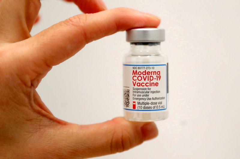 © Reuters. FILE PHOTO: A healthcare worker holds a vial of the Moderna COVID-19 vaccine at a pop-up vaccination site operated by SOMOS Community Care during the coronavirus disease (COVID-19) pandemic in Manhattan in New York City, New York, U.S., January 29, 2021. REUTERS/Mike Segar/File Photo