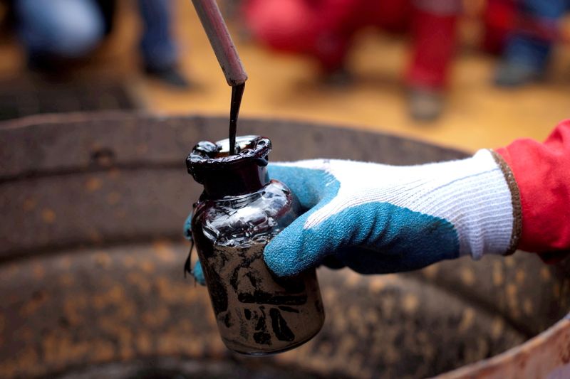 &copy; Reuters. FILE PHOTO: A worker collects a crude oil sample at an oil well operated by Venezuela's state oil company PDVSA in Morichal, Venezuela, July 28, 2011.  REUTERS/Carlos Garcia Rawlins/File Photo