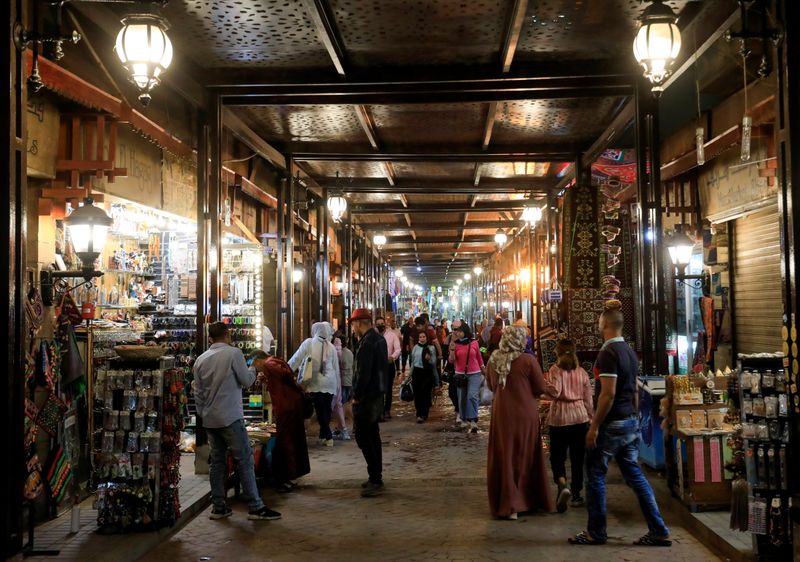 &copy; Reuters. People walk through an alley of souvenir shops at a tourist market, amid the coronavirus disease (COVID-19) pandemic in Luxor, Egypt April 9, 2021.  REUTERS/Amr Abdallah Dalsh
