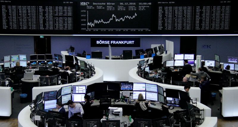 &copy; Reuters. متعاملون في بورصة فرانكفورت بصورة من أرشيف رويترز.