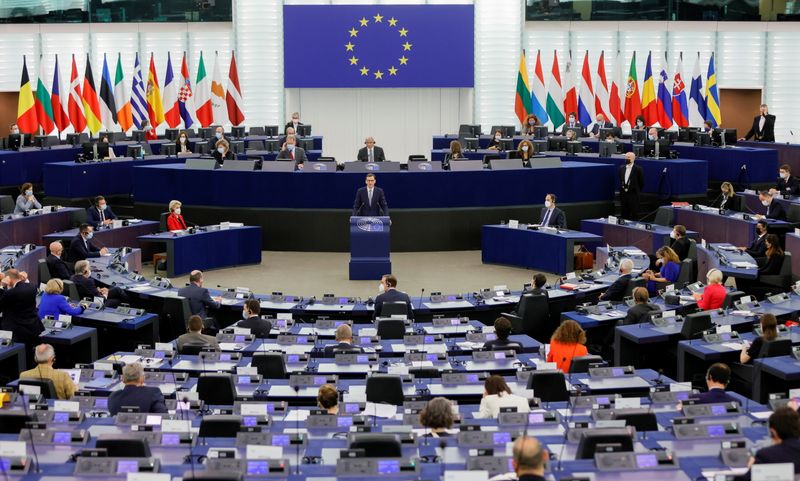 &copy; Reuters. El primer ministro polaco Mateusz Morawiecki pronuncia un discurso durante un debate sobre el desafío de Polonia a la supremacía de las leyes de la UE en el Parlamento Europeo en Estrasburgo, Francia, 19 de octubre de 2021. REUTERS/Ronald Wittek