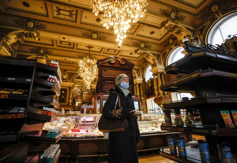 &copy; Reuters. امرأة تضع كمامة في متجر بوسط موسكو في الثاني من أبريل نيسان 2021. تصوير: ماكسيم شيميتوف - رويترز
