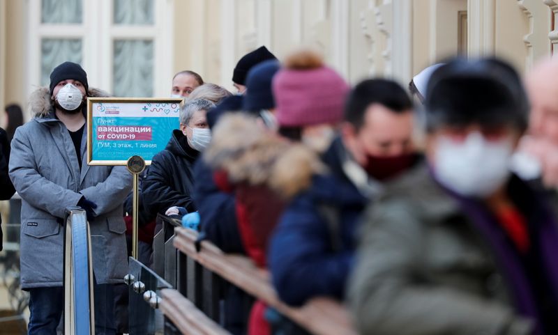 &copy; Reuters. Persone in fila per ricevere una dose di vaccino  Sputnik V (Gam-COVID-Vac) al centro di vaccinazione all'interno dei magazzini Gum, nel centro di Mosca. 18 gennaio 2021 REUTERS/Shamil Zhumatov