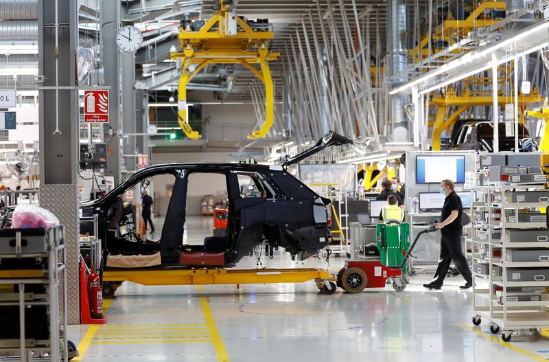 &copy; Reuters. FILE PHOTO: A technician moves the body of a Rolls-Royce Cullinan on the production line of the Rolls-Royce Goodwood factory, near Chichester, Britain, September 1, 2020.  REUTERS/Peter Nicholls