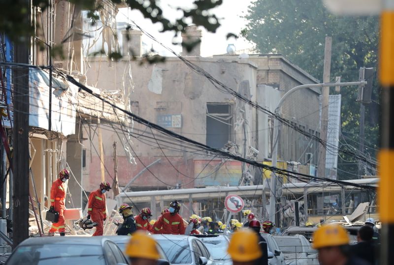 © Reuters. عمال إنقاذ في موقع انفجار غازي في مطعم بمدينة شينيانغ بشمال شرق الصين يوم الخميس.  ،صورة لرويترز من سي.ان.اس فوتو. يحظر استخدامها داخل الصين.
