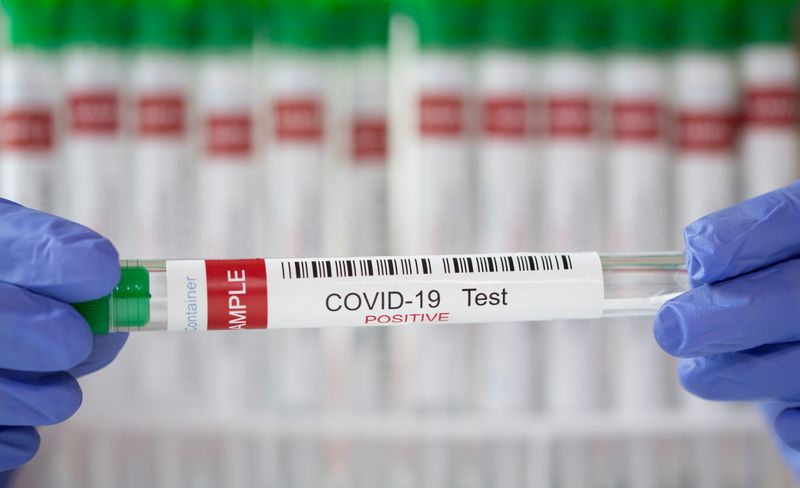 &copy; Reuters. FILE PHOTO: A test tube labelled "COVID-19 Test positive" is seen in this illustration picture taken, March 10, 2021. REUTERS/Dado Ruvic/Illustration 