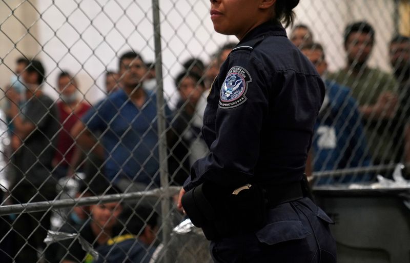 &copy; Reuters. FILE PHOTO: A U.S. Customs and Border Protection agent monitors single-adult male detainees at Border Patrol station in McAllen, Texas, U.S. July 12, 2019.  REUTERS/Veronica G. Cardenas