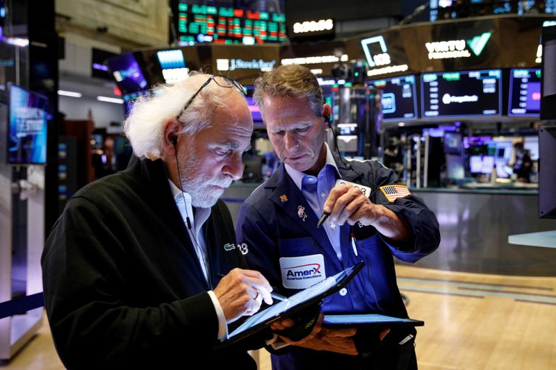 &copy; Reuters. Traders work on the floor of the New York Stock Exchange (NYSE) in New York City, U.S., October 20, 2021.  REUTERS/Brendan McDermid