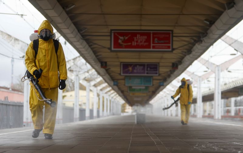 &copy; Reuters. Especialistas em trajes de proteção desinfetam estação ferroviária em Moscou
19/10/2021 REUTERS/Maxim Shemetov