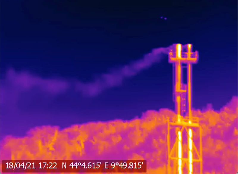 &copy; Reuters. FOTO DE ARCHIVO: Captura cedida de una grabación termográfica con una cámara infrarrojos que muestra lo que parece una fuga de gas metano de una terminalde gas natural licuado en La Spezia, Italia, el 18 de abril de 2021. CATF/James Turitto/Cedido vía