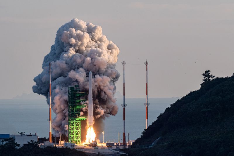&copy; Reuters. El cohete KSLV-II NURI parte desde su plataforma de lanzamiento en el Centro Espacial Naro de Goheung, Corea del Sur. 21 octubre 2021. Agencia de noticias Yonhap vía Reuters. ATENCIÓN EDITORES - ESTA IMAGEN FUE ENTREGADA POR UNA TERCERA PART. NO REVENTA