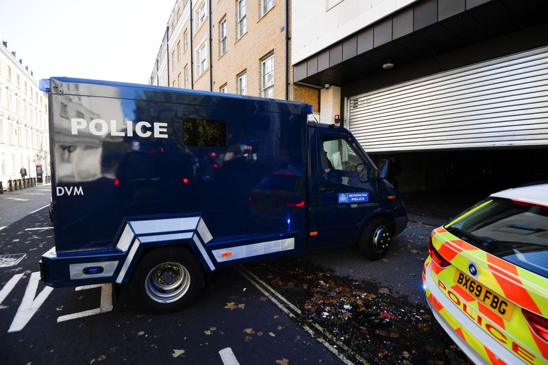 &copy; Reuters. سيارة شرطة تصل أمام محكمة وستمنستر في لندن يوم الخميس حيث من المقرر أن يمثل علي حربي علي  المشتبه به في قتل النائب البريطاني ديفيد أميس. تصوي