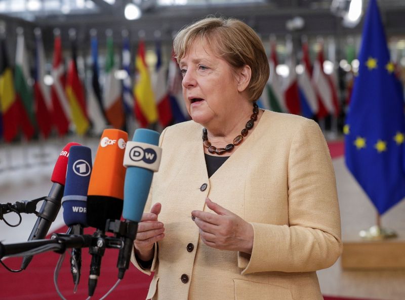 &copy; Reuters. La canciller alemana Angela Merkel habla con los medios de comunicación a su llegada a una cumbre de líderes de la UE en Bruselas, Bélgica, 21 de octubre de 2021. Olivier Hoslet/Pool vía REUTERS