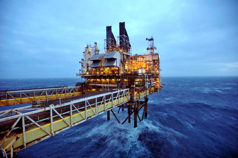 &copy; Reuters. Imagen de archivo de una plataforma petrolífera de the BP en el Mar del Norte.