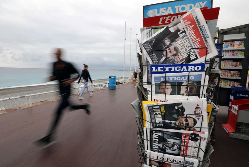 &copy; Reuters. FOTO DE ARCHIVO. Un hombre corre frente a un kiosko con periódicos, en Niza, Francia