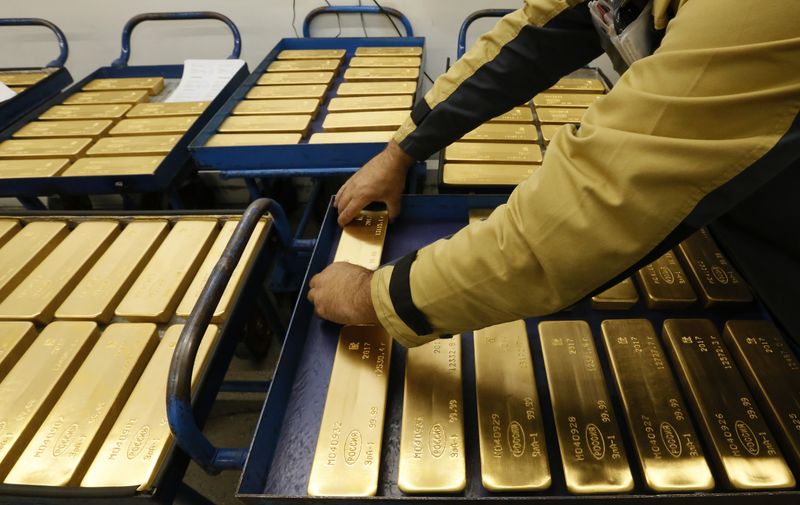&copy; Reuters. Imagen de archivo de un operario colocando lingotes de oro en la planta de Krastsvetmet, en Krasnoyarsk, Rusia.