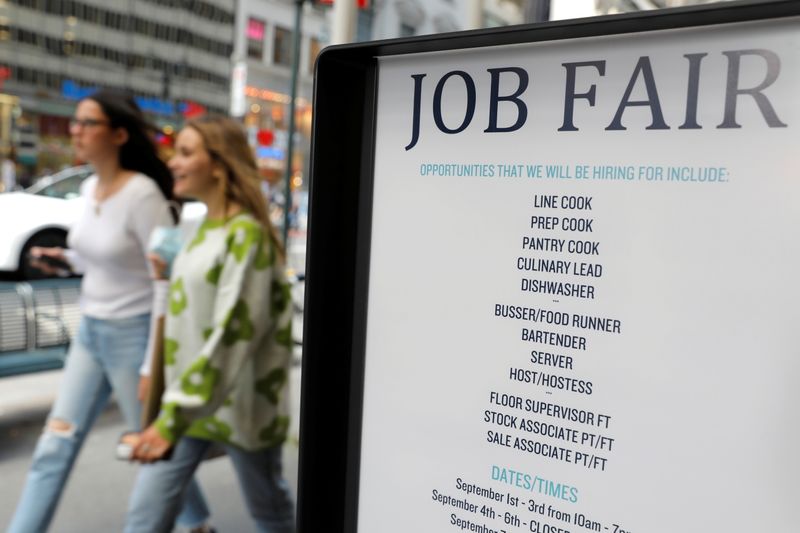 © Reuters. Placa em Nova York sinaliza feira de trabalho com oportunidades de emprego
03/09/2021
REUTERS/Andrew Kelly