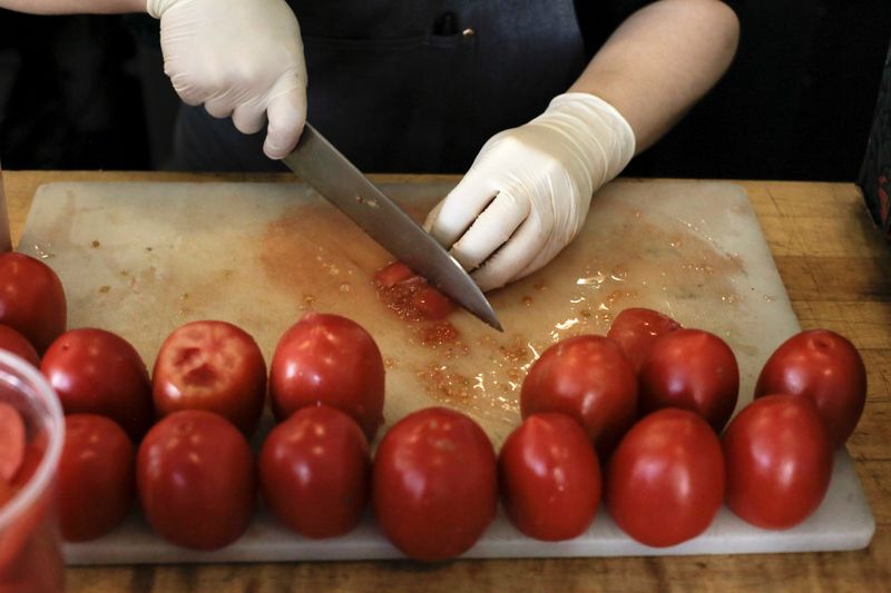 &copy; Reuters. FOTO DE ARCHIVO. Una cocinera pica tomates en un restaurante de Seattle, en el estado de Washington, EEUU.  REUTERS/David Ryder
