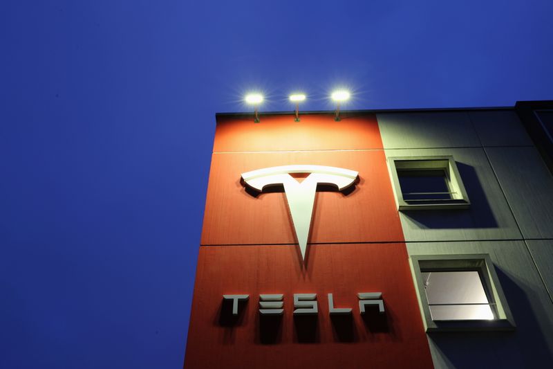 &copy; Reuters. Foto de archivo del logo de Tesla 
Dic 10, 2020. REUTERS/Arnd Wiegmann