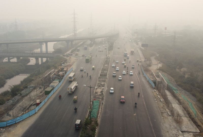 &copy; Reuters. FILE PHOTO: Traffic moves along a highway shrouded in smog in New Delhi, India, November 15, 2020. Picture taken with a drone. REUTERS/Danish Siddiqui