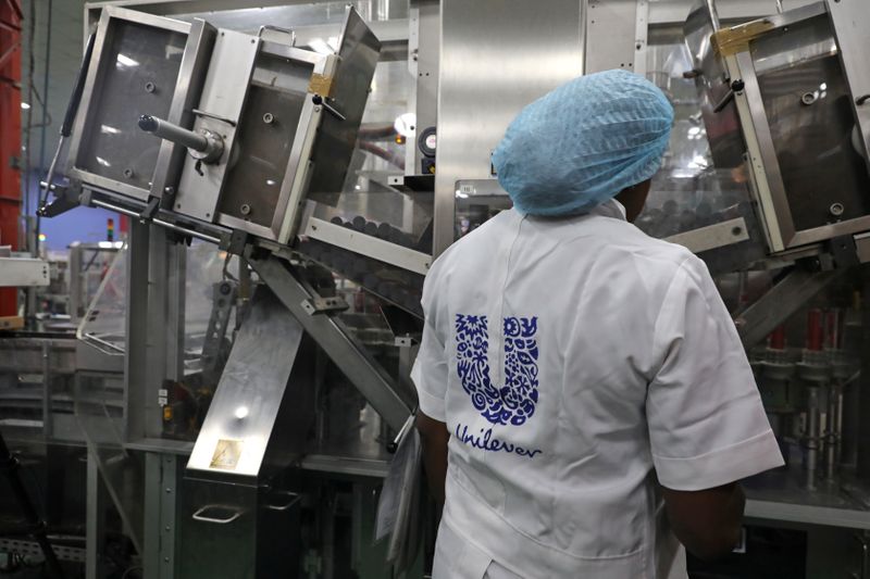 © Reuters. Uma mulher está atrás de uma máquina que faz parte de uma linha de fabricação de pasta de dente na fábrica da Unilever em Lagos, Nigéria
18/01/2018 
REUTERS/Afolabi Sotunde