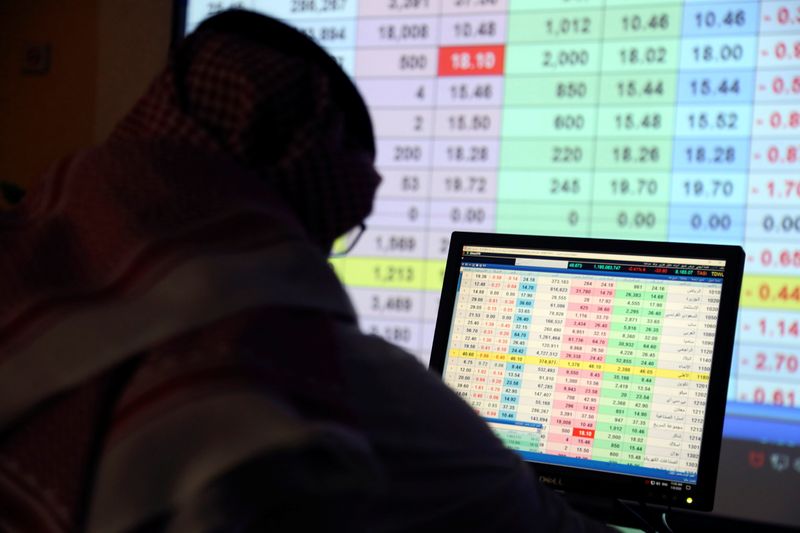 © Reuters. متعامل يتابع الأسهم في سوق الأسهم السعودية بالرياض. صورة من أرشيف رويترز.
