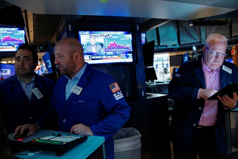 © Reuters. FILE PHOTO: Traders work on the floor of the New York Stock Exchange (NYSE) in New York City, U.S., October 20, 2021.  REUTERS/Brendan McDermid