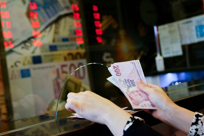 &copy; Reuters. Imagen de archivo de un empleado contando liras en una casa de cambio en Ankara, Turquía.