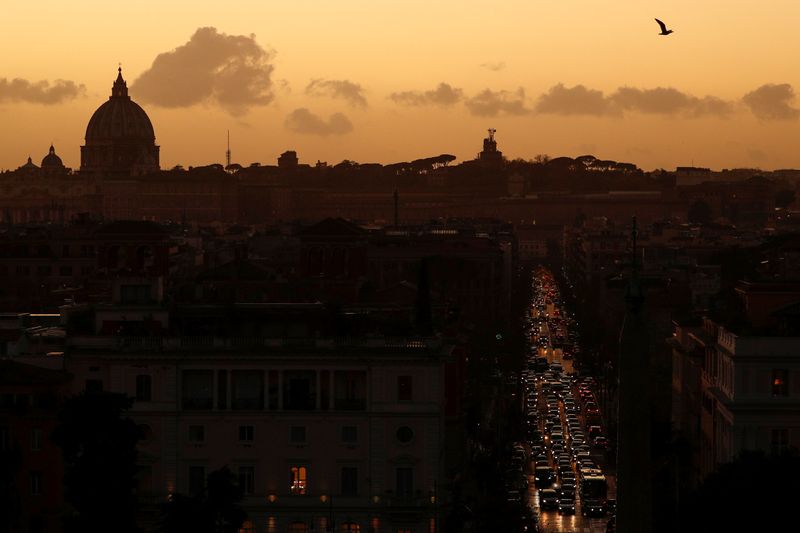 © Reuters. FILE PHOTO: Cars are seen in a traffic jam in Rome, December 23, 2019. Picture taken December 23, 2019. REUTERS/Guglielmo Mangiapane