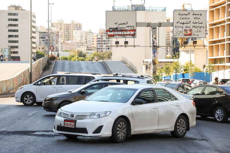 &copy; Reuters. سائقون يغلقون طريقا بسياراتهم الأجرة احتجاجا على ارتفاع أسعار الوقود في بيروت يوم الخميس. تصوير: محمد عزاقير - رويترز. 