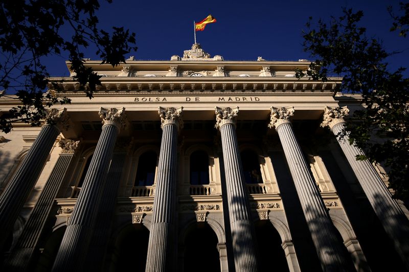 &copy; Reuters. FOTO DE ARCHIVO: Una bandera española sobre la Bolsa de Madrid