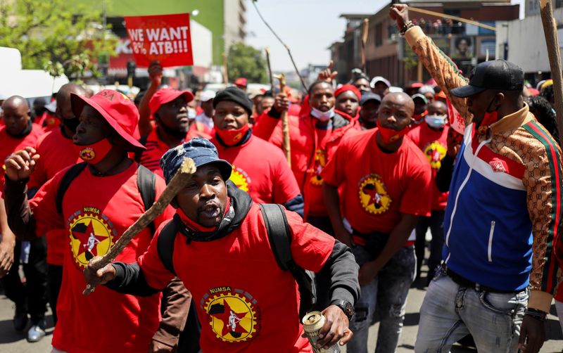 &copy; Reuters. FILE PHOTO: Members of the National Union of Metalworkers of South Africa (NUMSA) march during a strike, threatening to choke supplies of parts to make new cars and accessories, in Johannesburg, South Africa, October 5, 2021. REUTERS/Siphiwe Sibeko 