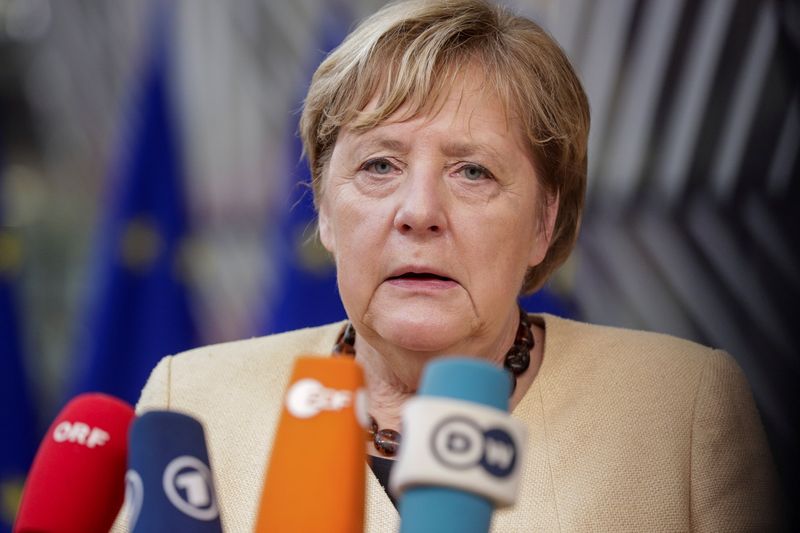&copy; Reuters. Angela Merkel habla a la prensa en Bruselas, Bélgica, 21 de octubre del 2021. Olivier Hoslet/Pool via REUTERS