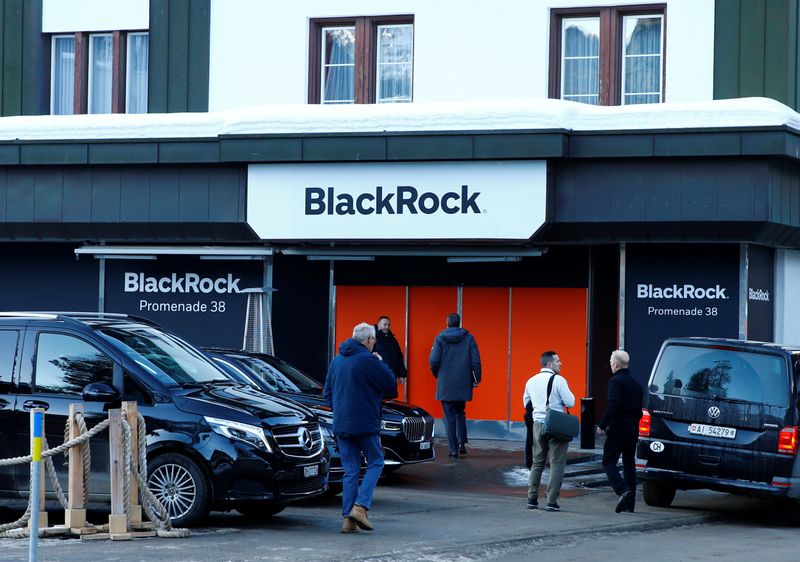 © Reuters. FILE PHOTO: People are seen in front of a showroom that hosts BlackRock in Davos, Switzerland Januar 22, 2020.  REUTERS/Arnd Wiegmann