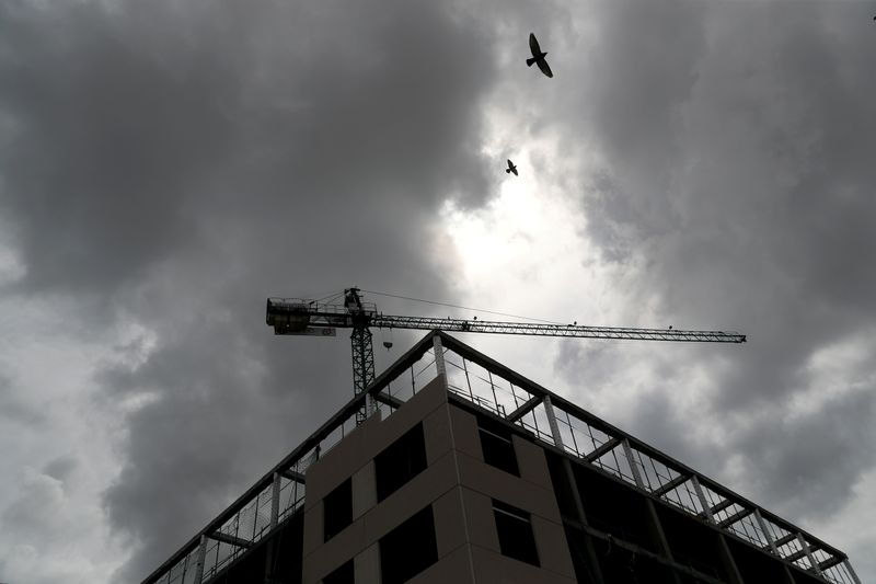 &copy; Reuters. FOTO DE ARCHIVO: Una grúa sobre un edificio en construcción en Madrid, España, el 6 de abril de 2020. REUTERS/Susana Vera