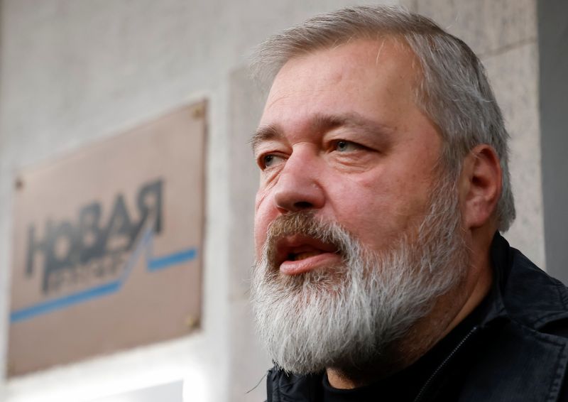 &copy; Reuters. Russian investigative newspaper Novaya Gazeta's editor-in-chief Dmitry Muratov, one of 2021 Nobel Peace Prize winners, speaks with journalists in Moscow, Russia October 8, 2021.  REUTERS/Maxim Shemetov