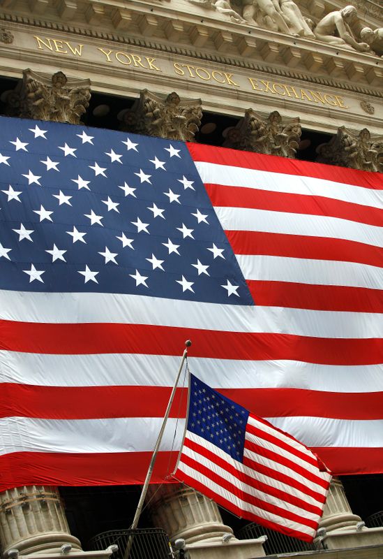 &copy; Reuters. Foto de archivo de banderas de EEUU fuera de la Bolsa de Nueva York