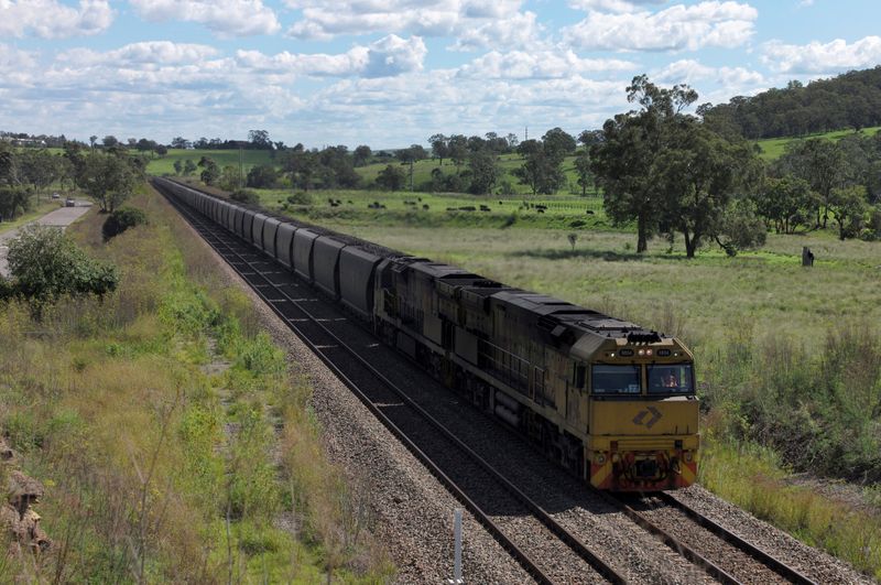 © Reuters. An Aurizon coal train travels through the countryside in Muswellbrook, north of Sydney, Australia, April 9, 2017.   REUTERS/Jason Reed/Files