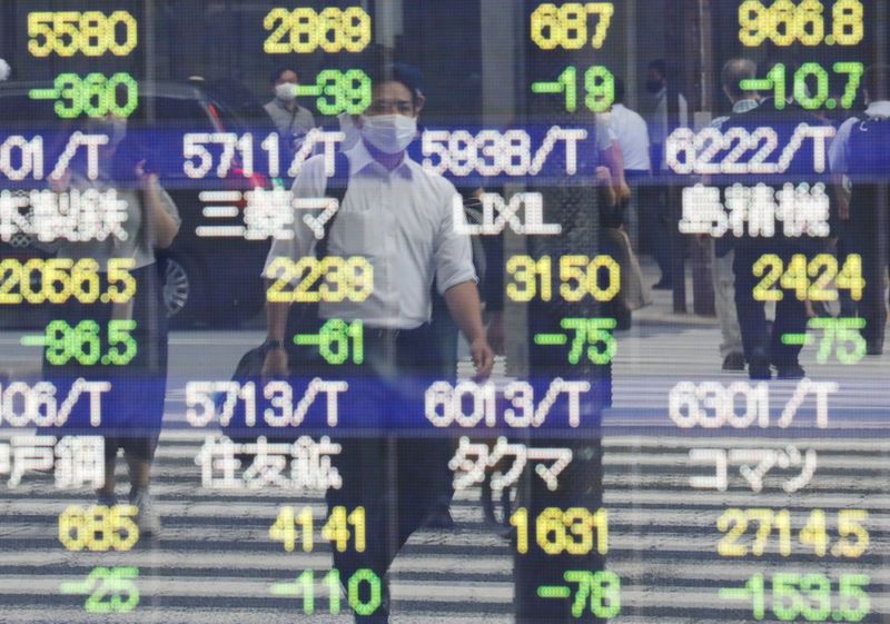 &copy; Reuters. شاشة تعرض أسعار أسهم في طوكيو في صورة بتاريخ 21 سبتمبر ايلول 2021. تصوير: كيم كيونج هون - رويترز. 