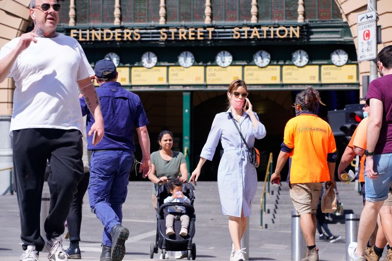 &copy; Reuters. Pedestrians walk in front of Flinders Street Station on the first day of eased coronavirus disease (COVID-19) regulations, following a lockdown to curb an outbreak, in Melbourne, Australia, October 22, 2021. REUTERS/Sandra Sanders