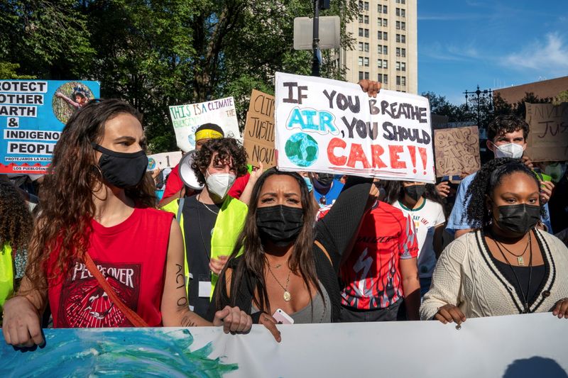 &copy; Reuters. People participate in a Global Climate Strike in New York City, U.S., September 24, 2021.  REUTERS/David 'Dee' Delgado/Files