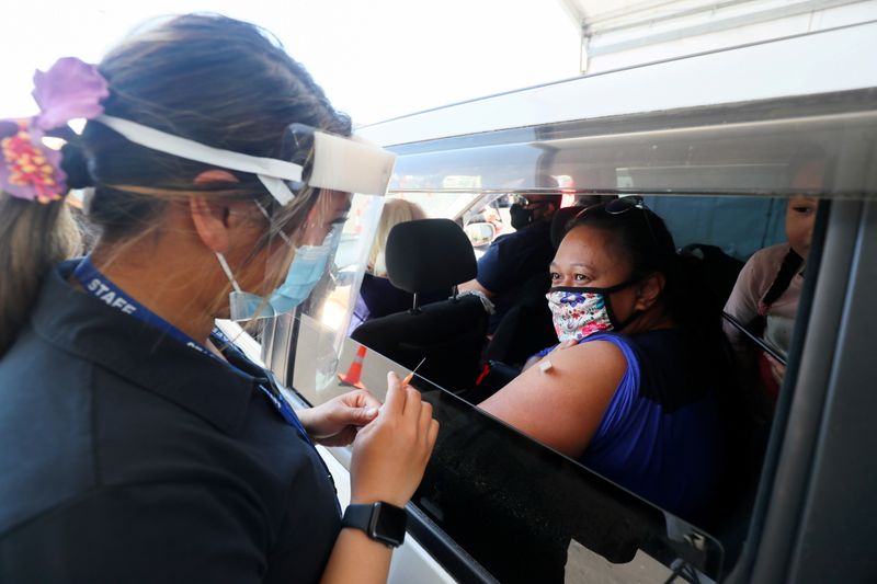 &copy; Reuters. 　ニュージーランドのアーダーン首相は１０月２２日、国民の９０％以上が新型コロナウイルスワクチン接種を完了した時点で感染抑制のための厳格なロックダウン（都市封鎖）措置を終了
