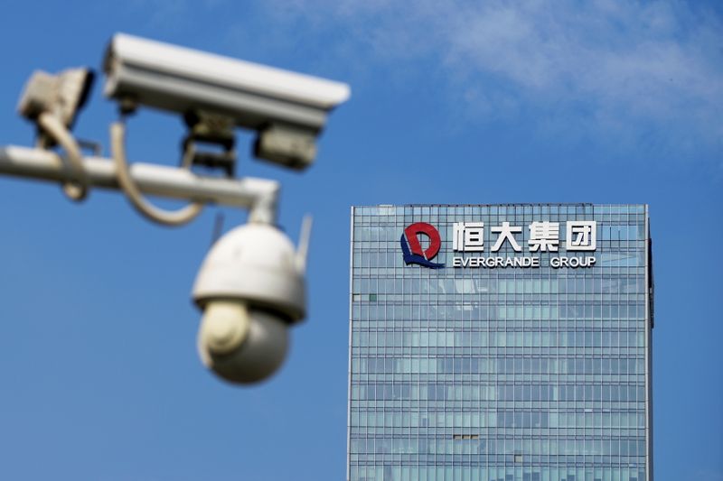 &copy; Reuters. Surveillance cameras are seen near the headquarters of China Evergrande Group in Shenzhen, Guangdong province, China September 26, 2021. REUTERS/Aly Song
